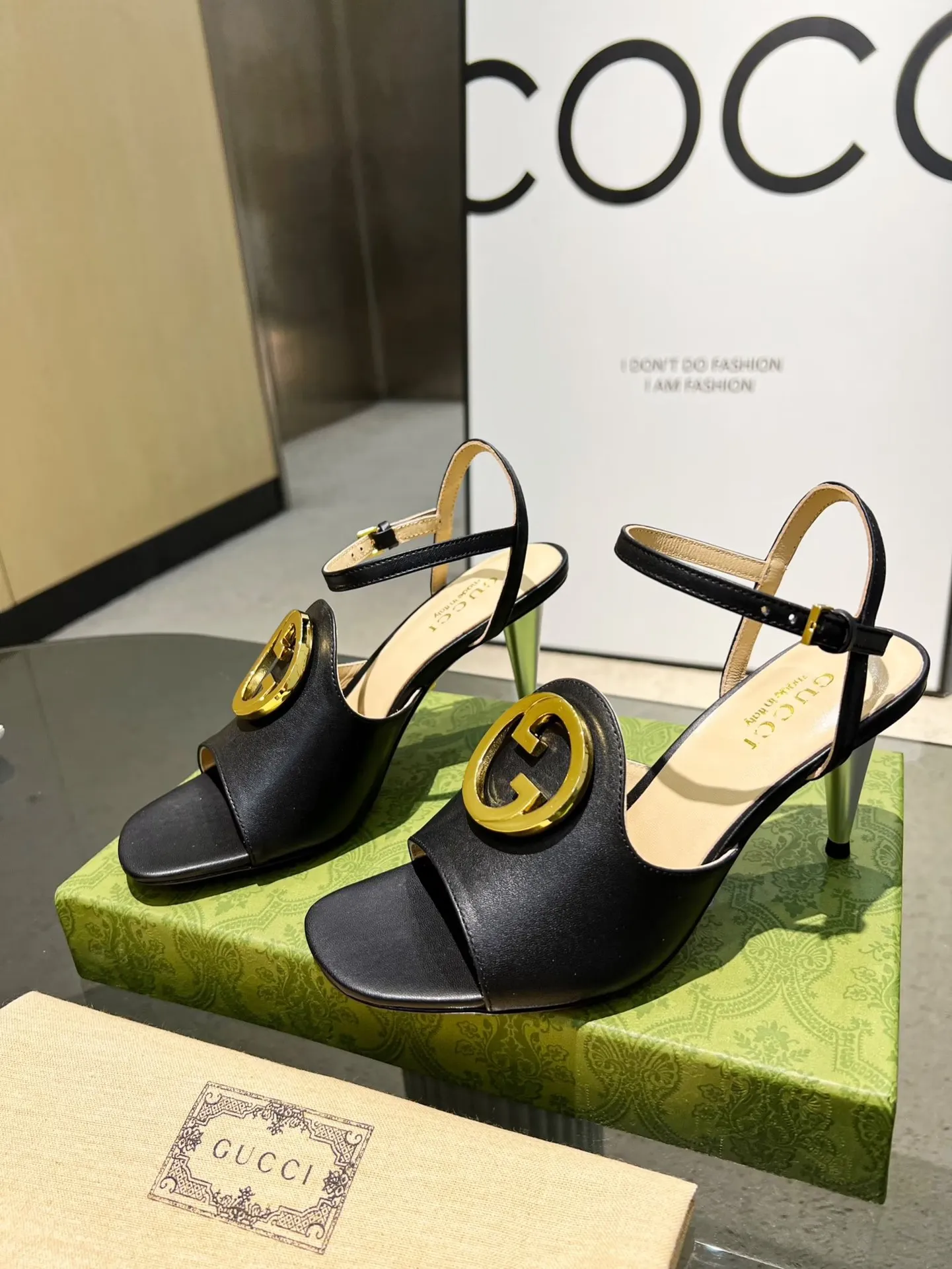 👟👟Ex-factory price 480👟👟 Gucci's new sandals, fashionable, high-end and full of personality✅ Very stable, comfortable and durable on the foot, convenient and unique for daily matching, a must-have classic for summer, the upper uses GUCCI brand metal arc buckle' electroplated silver heels✅ Fabric: cowhide/sheep lining/foot pads: sheepskin leather outsole 👠 Heel height: 8cm Color: black cowhide Size: 35-40 (34, 41 need to be customized) Comes with cloth bag and card.